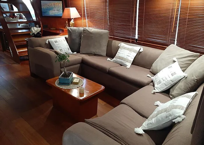 Botel Ocean Yacht Trawler - Le Caloa