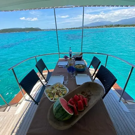Ocean Yacht Trawler - Le Caloa Botel