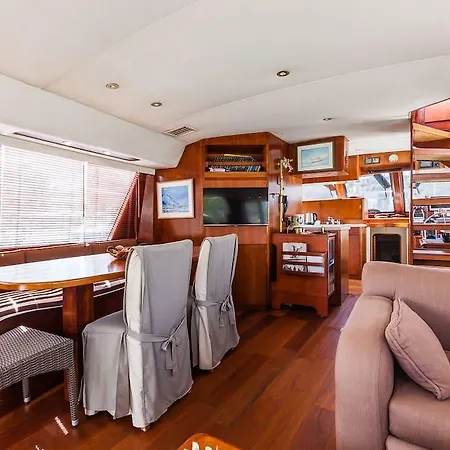 Botel Ocean Yacht Trawler - Le Caloa