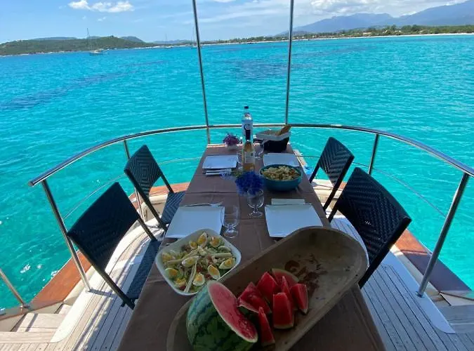Ocean Yacht Trawler - Le Caloa Botel