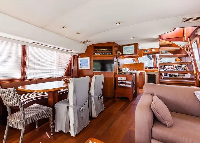 Botel Ocean Yacht Trawler - Le Caloa